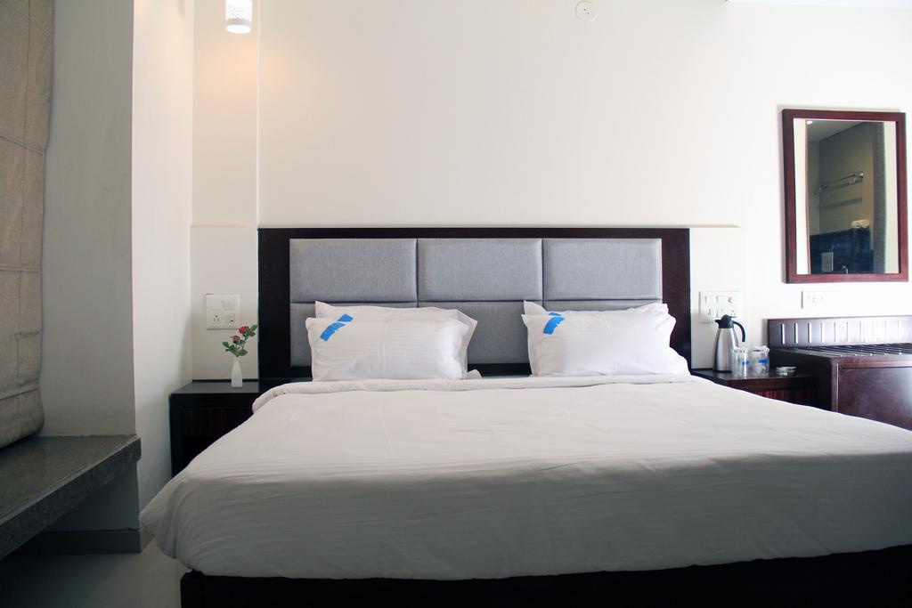 Hotel The Sky Court Aurangābād Zimmer foto