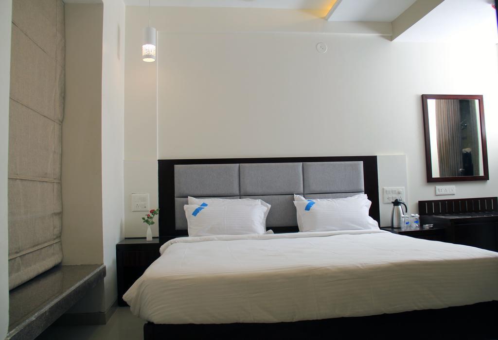 Hotel The Sky Court Aurangābād Zimmer foto