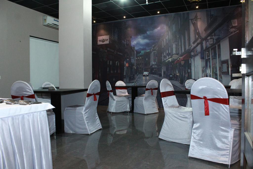 Hotel The Sky Court Aurangābād Exterior foto